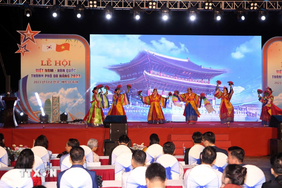 Các nghệ sỹ Hàn Quốc biểu diễn nghệ thuật tại lễ khai mạc Lễ hội Việt Nam-Hàn Quốc tại Đà Nẵng. (Ảnh: Trần Lê Lâm/TTXVN) Các nghệ sỹ Hàn Quốc biểu diễn nghệ thuật tại lễ khai mạc Lễ hội Việt Nam-Hàn Quốc tại Đà Nẵng. (Ảnh: Trần Lê Lâm/TTXVN)