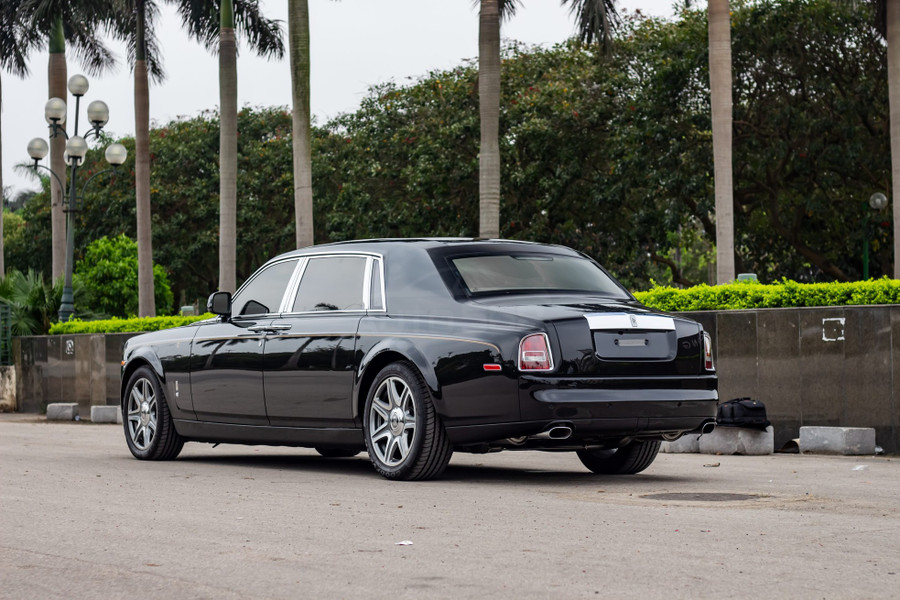 Trước đó vào năm Nhâm Thìn 2012, Rolls-Royce cũng đã ra mắt mẫu Phantom Year of the Dragon, chỉ được sản xuất 33 chiếc trên toàn thế giới, trong đó 6 chiếc đang có mặt tại Việt Nam. Trước đó vào năm Nhâm Thìn 2012, Rolls-Royce cũng đã ra mắt mẫu Phantom Year of the Dragon, chỉ được sản xuất 33 chiếc trên toàn thế giới, trong đó 6 chiếc đang có mặt tại Việt Nam.