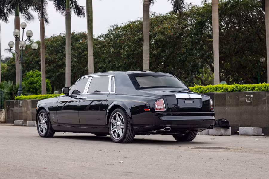 Trước đó vào năm Nhâm Thìn 2012, Rolls-Royce cũng đã ra mắt mẫu Phantom Year of the Dragon, chỉ được sản xuất 33 chiếc trên toàn thế giới, trong đó 6 chiếc đang có mặt tại Việt Nam.