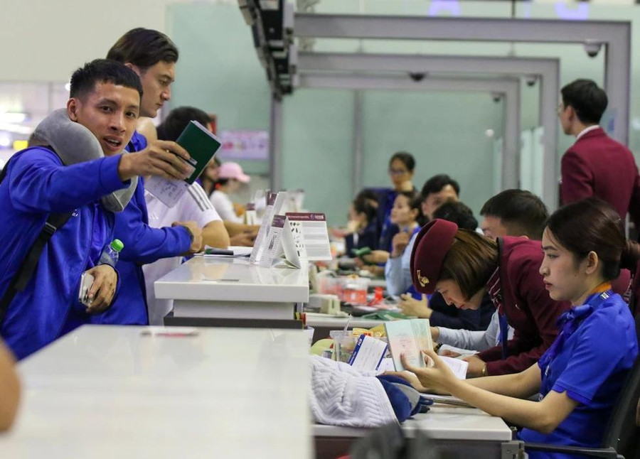 Đội trưởng Hùng Dũng làm thủ tục tại sân bay Đội trưởng Hùng Dũng làm thủ tục tại sân bay