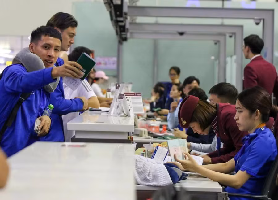 Đội trưởng Hùng Dũng làm thủ tục tại sân bay