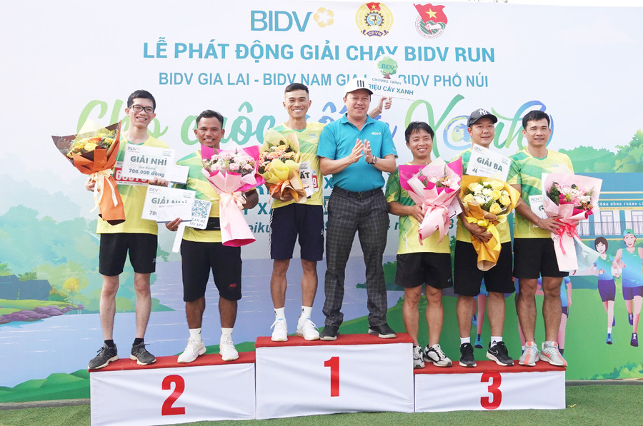 Cán bộ, nhân viên BIDV Phố Núi tích cực tham gia giải chạy BIDV Run để gây quỹ thực hiện các chương trình an sinh xã hội. Ảnh: Ngọc Anh