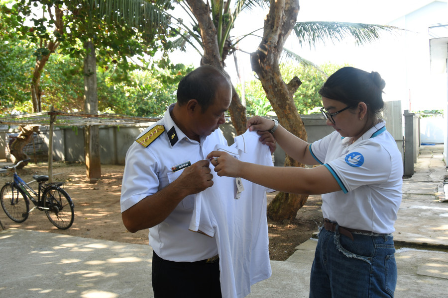 Linh mang tặng bố chiếc áo mà bố thích. Ảnh: NỮ VƯƠNG