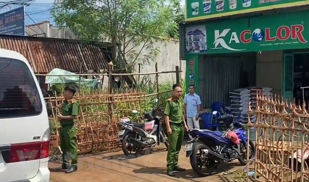 Cảnh sát có mặt tại hiện trường điều tra nguyên nhân vụ việc. (Ảnh: Đậu Tất Thành/Vietnam+)