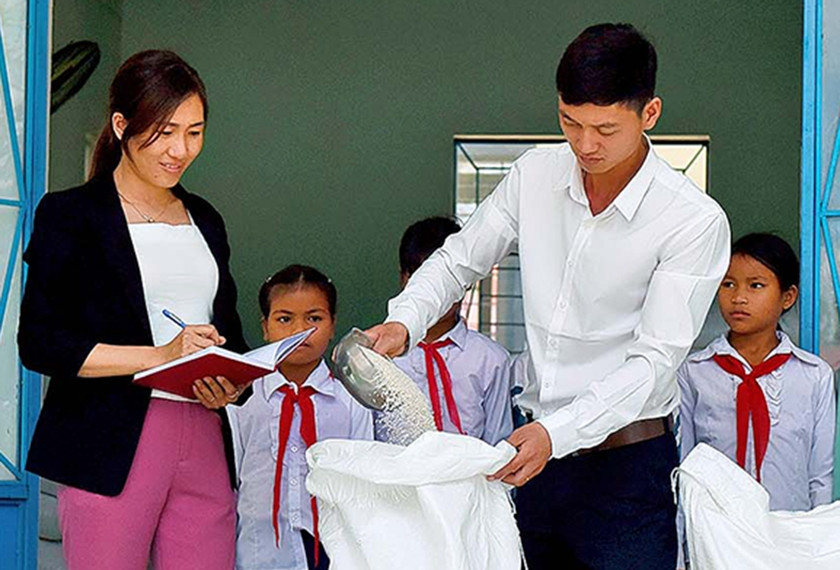 Bộ Tài chính giao Tổng cục Dự trữ Nhà nước xuất cấp (không thu tiền) 37.207,138 tấn gạo từ nguồn dự trữ quốc gia giao cho các tỉnh để hỗ trợ học sinh học kỳ I năm học 2023-2024. Ảnh: Đức Thụy
