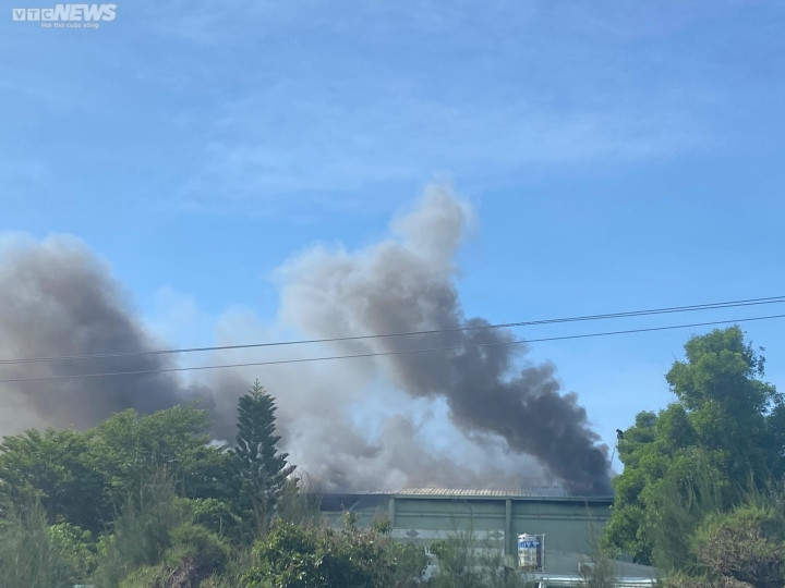 Cột khói ngùn ngụt bốc cao hàng chục mét. Cột khói ngùn ngụt bốc cao hàng chục mét.