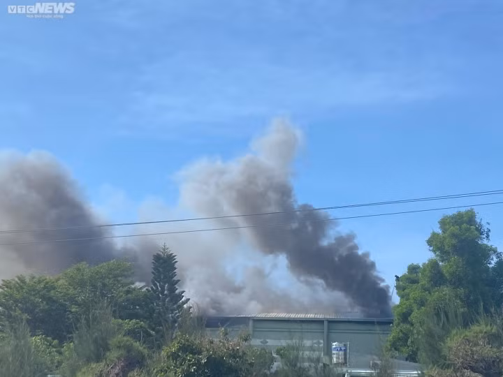 Cột khói ngùn ngụt bốc cao hàng chục mét.