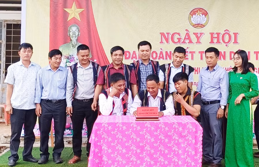 Đại diện các hộ gia đình làng Nhoi (xã Tú An, thị xã An Khê) ký kết hưởng ứng thi đua một số nhiệm vụ trọng tâm năm 2024. Ảnh: Ngọc Minh