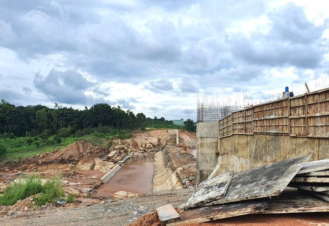 Đập dẫn nước bị vỡ khoảng 10m Đập dẫn nước bị vỡ khoảng 10m