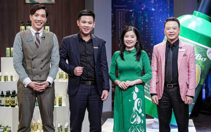 Startup Phạm Thị Thu Hằng cùng 3 Shark đã đầu tư cho thương hiệu Pơ Lang. (Ảnh nhân vật cung cấp)