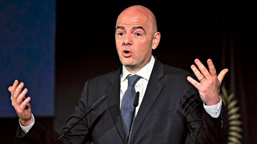 Ông Gianni Infantino chỉ biết lắc đầu trước những gì mình chứng kiến. Ảnh: AFP Ông Gianni Infantino chỉ biết lắc đầu trước những gì mình chứng kiến. Ảnh: AFP
