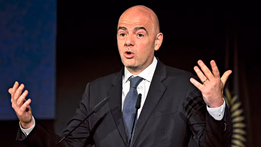 Ông Gianni Infantino chỉ biết lắc đầu trước những gì mình chứng kiến. Ảnh: AFP