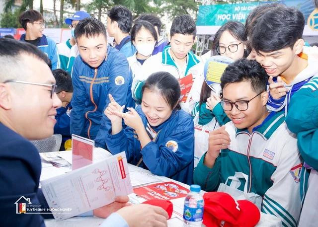 Nhiều học sinh rất quan tâm tới kỳ thi đánh giá tư duy TSA do ĐH Bách khoa Hà Nội tổ chức. Ảnh: DUY THÀNH Nhiều học sinh rất quan tâm tới kỳ thi đánh giá tư duy TSA do ĐH Bách khoa Hà Nội tổ chức. Ảnh: DUY THÀNH