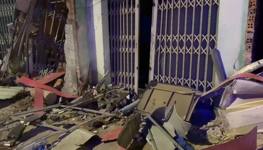 Mái tôn, tường sập văng xuống đường. Ảnh: Phạm Duy