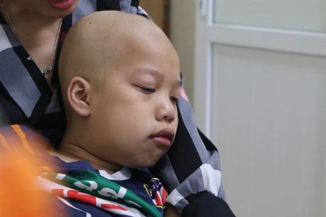 Bé Hoàng khó nhọc trải qua 7 năm điều trị ung thư máu. Ảnh: Uyển Nhi Bé Hoàng khó nhọc trải qua 7 năm điều trị ung thư máu. Ảnh: Uyển Nhi