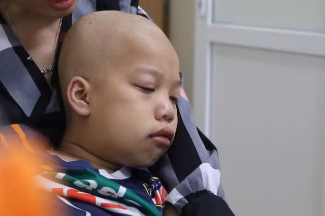 Bé Hoàng khó nhọc trải qua 7 năm điều trị ung thư máu. Ảnh: Uyển Nhi