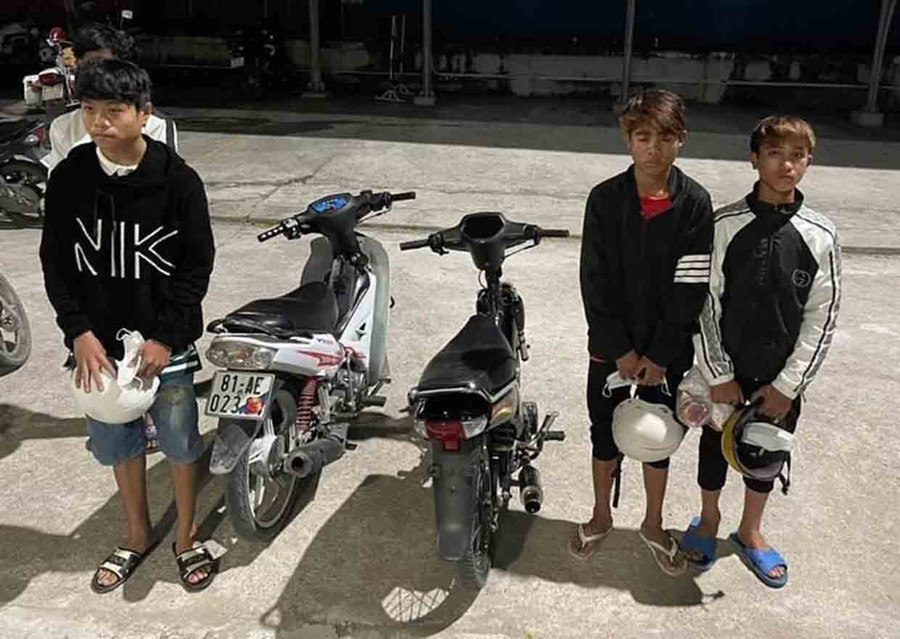 Thanh-thiếu niên nẹt pô bị lực lượng Công an thị xã An Khê phát hiện, xử lý. Ảnh Công an thị xã An Khê cung cấp Thanh-thiếu niên nẹt pô bị lực lượng Công an thị xã An Khê phát hiện, xử lý. Ảnh Công an thị xã An Khê cung cấp