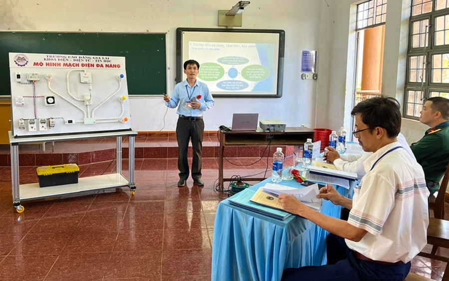 Thầy giáo Võ Thanh San (đứng) đại diện cho nhóm tác giả Trường Cao đẳng Gia Lai thuyết trình về Mô hình mạch điện đa năng-mô hình đạt giải nhất tại Hội thi thiết bị đào tạo tự làm toàn tỉnh năm 2023. Ảnh: Đ.Y Thầy giáo Võ Thanh San (đứng) đại diện cho nhóm tác giả Trường Cao đẳng Gia Lai thuyết trình về Mô hình mạch điện đa năng-mô hình đạt giải nhất tại Hội thi thiết bị đào tạo tự làm toàn tỉnh năm 2023. Ảnh: Đ.Y