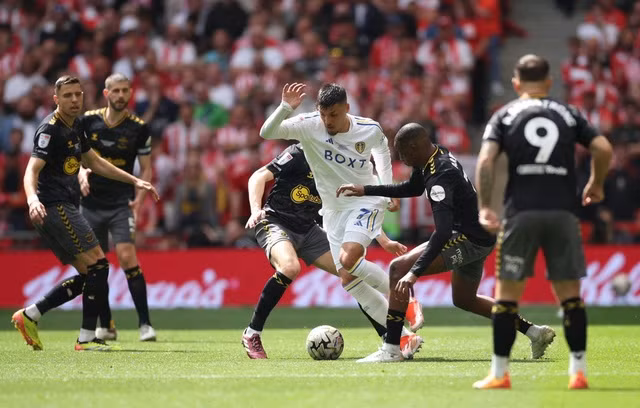 Trận play-off tranh suất lên hạng Ngoại hạng hấp dẫn và thu hút.