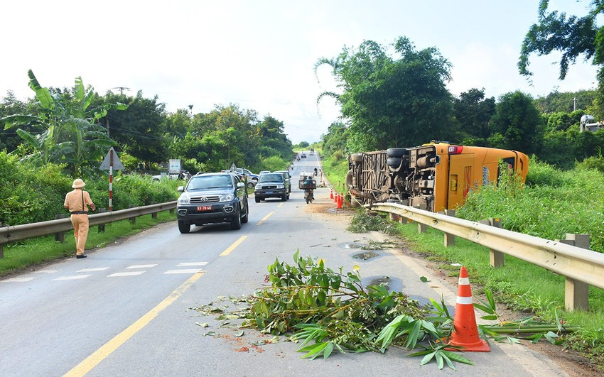 Hiện trường vụ tai nạn xe khách tông mô tô. Ảnh: VP. Hiện trường vụ tai nạn xe khách tông mô tô. Ảnh: VP.