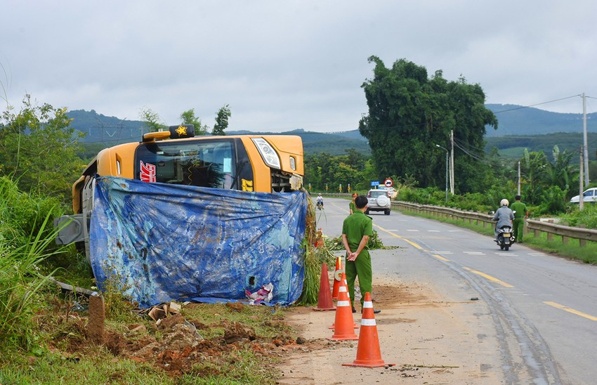 Vụ tai nạn làm một người chết và bốn người bị thương. Vụ tai nạn làm một người chết và bốn người bị thương.