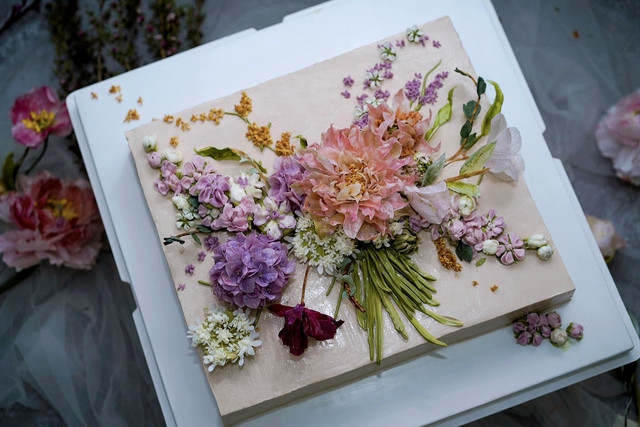 Chàng trai khiến cho bánh kem phải… nở hoa - Ảnh 2. Mỗi chiếc bánh hoa có giá từ 5 - 8 triệu đồng. Ảnh: NVCC