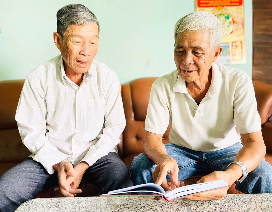 Ông Nguyễn Thế Binh (bìa trái)-nguyên Chủ tịch UBND xã An Phú giai đoạn 1976-1979 kể lại những ngày đầu tiên sản xuất lúa 2 vụ. Ảnh: M.K