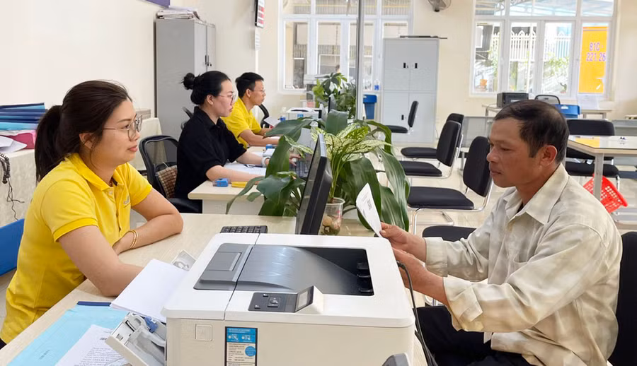 Người dân đến liên hệ làm thủ tục hành chính tại Bưu điện huyện Chư Prông. Ảnh: N.H