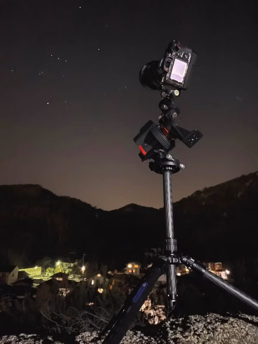 Anh Huy Hyunh chụp ảnh trên một quả đồi ở Nhật Bản. ẢNH: HUY HYUNH