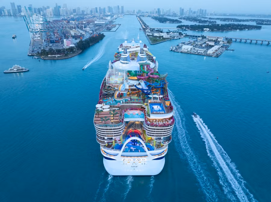 Về mặt kỹ thuật, Aquadome - mái vòm đứng tự do lớn nhất trên biển, được tạo thành từ 700 tấm kính, là hạng mục kỳ công nhất. Vào ban ngày, nơi này sẽ có tầm nhìn toàn cảnh ra đại dương và vào ban đêm có nhà hát AquaTheater với thác nước đổ xuống sân khấu bên dưới. Con tàu được bố trí 8 khu vực riêng biệt - Công viên Trung tâm là khu vực thư giãn có một công viên thực sự với 33.500 cây thật