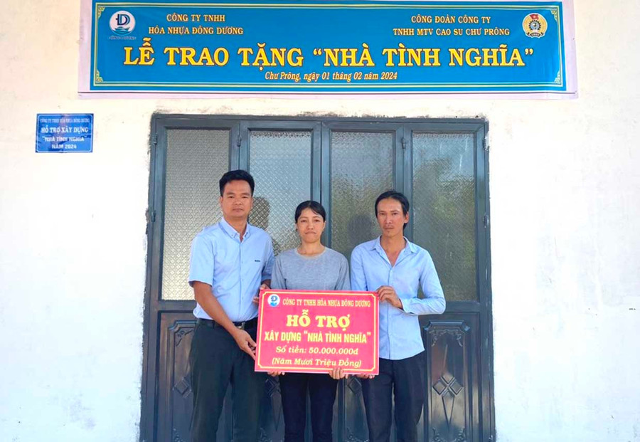 Công đoàn Công ty TNHH một thành viên Cao su Chư Prông ty và Công ty TNHH hóa nhựa Đông Dương trao nhà tình nghĩa cho đoàn viên công nhân Nhà máy Chế biến gỗ cao su Chư Prông. Ảnh: Đinh Yến Công đoàn Công ty TNHH một thành viên Cao su Chư Prông ty và Công ty TNHH hóa nhựa Đông Dương trao nhà tình nghĩa cho đoàn viên công nhân Nhà máy Chế biến gỗ cao su Chư Prông. Ảnh: Đinh Yến