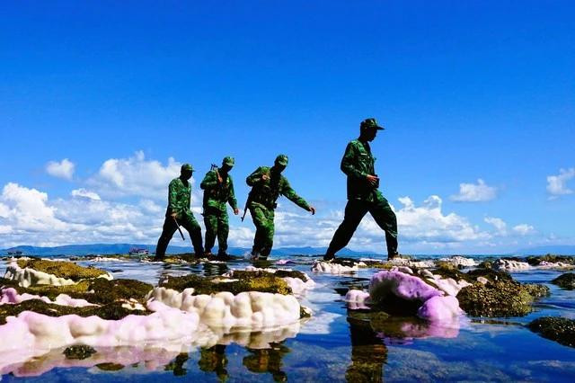 Bộ đội Trạm kiểm soát biên phòng Đồi Mồi tuần tra quanh đảo. Ảnh: MAI THANH HẢI Bộ đội Trạm kiểm soát biên phòng Đồi Mồi tuần tra quanh đảo. Ảnh: MAI THANH HẢI