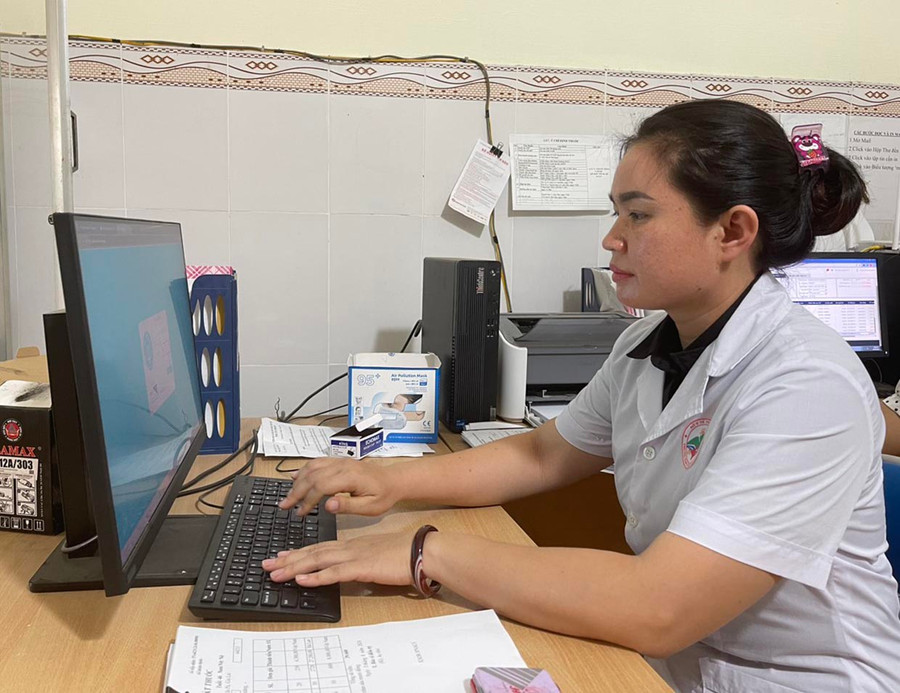 Bác sĩ Ksor H&apos;Saly (Trưởng Trạm Y tế xã Chư Mố, huyện Ia Pa) đã có 12 năm gắn bó với nghề. Ảnh: Vũ Chi