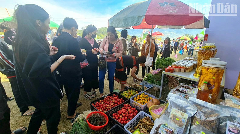 Các sản phẩm nông nghiệp địa phương được đông đảo người dân, du khách mua sắm. Các sản phẩm nông nghiệp địa phương được đông đảo người dân, du khách mua sắm.