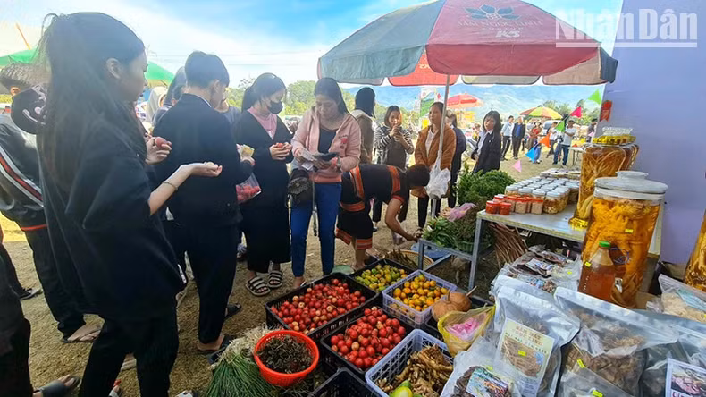 Các sản phẩm nông nghiệp địa phương được đông đảo người dân, du khách mua sắm.