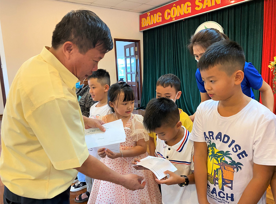 Ông Phạm Đình Luyến-Tổng Giám đốc Công ty trao thưởng cho các cháu học sinh học giỏi. Ảnh: Hà Đức Thành Ông Phạm Đình Luyến-Tổng Giám đốc Công ty trao thưởng cho các cháu học sinh học giỏi. Ảnh: Hà Đức Thành