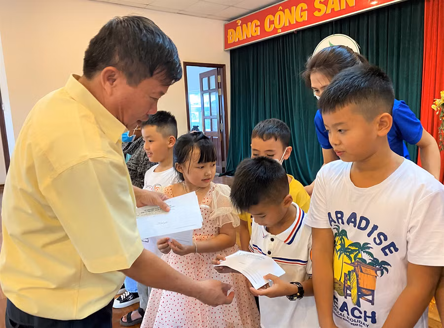 Ông Phạm Đình Luyến-Tổng Giám đốc Công ty trao thưởng cho các cháu học sinh học giỏi. Ảnh: Hà Đức Thành