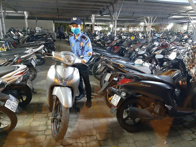 Được người bảo vệ giúp lấy xe, đừng xem đó là trách nhiệm của họ phải làm, thay vào đó hãy nói lời cảm ơn. ẢNH: PHONG LINH Được người bảo vệ giúp lấy xe, đừng xem đó là trách nhiệm của họ phải làm, thay vào đó hãy nói lời cảm ơn. ẢNH: PHONG LINH