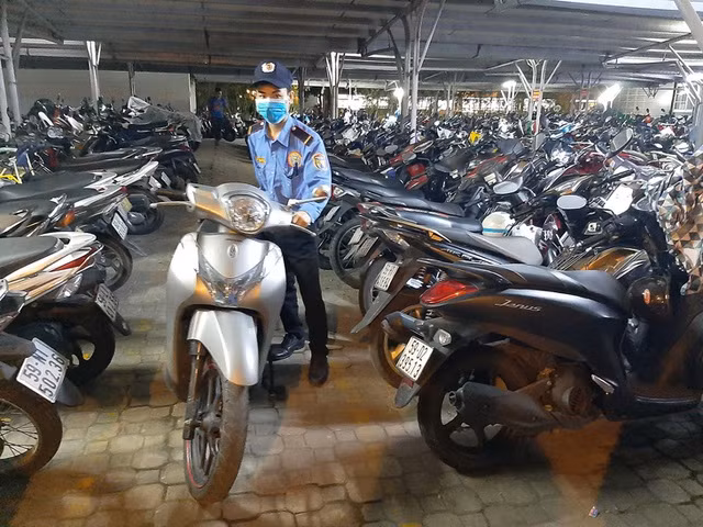 Được người bảo vệ giúp lấy xe, đừng xem đó là trách nhiệm của họ phải làm, thay vào đó hãy nói lời cảm ơn. ẢNH: PHONG LINH