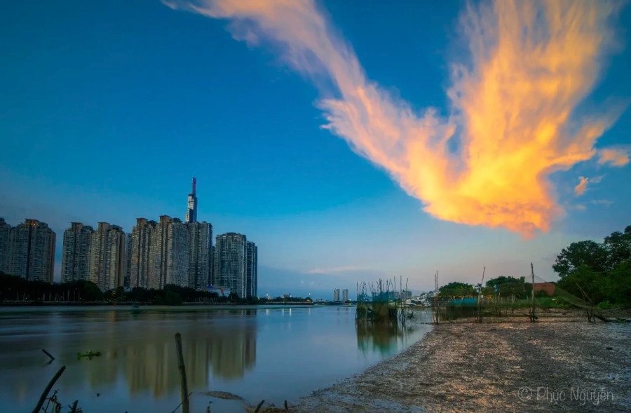 Hồi tháng 8, đám mây khiến nhiều người liên tưởng tới phượng hoàng lửa cũng được nhiều người quan tâm Hồi tháng 8, đám mây khiến nhiều người liên tưởng tới phượng hoàng lửa cũng được nhiều người quan tâm