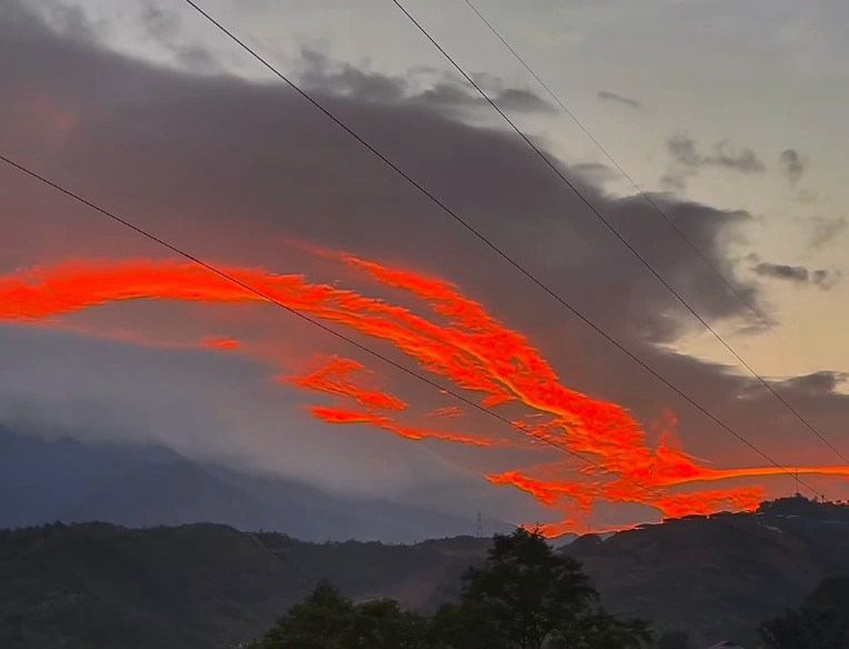 Hình ảnh đám mây được cho chụp ở Lào Cai chiều 19.9 được dân mạng chia sẻ. Hình ảnh đám mây được cho chụp ở Lào Cai chiều 19.9 được dân mạng chia sẻ.