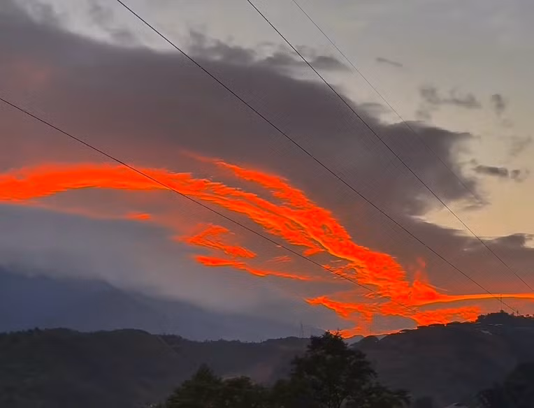 Hình ảnh đám mây được cho chụp ở Lào Cai chiều 19.9 được dân mạng chia sẻ. Hình ảnh đám mây được cho chụp ở Lào Cai chiều 19.9 được dân mạng chia sẻ.