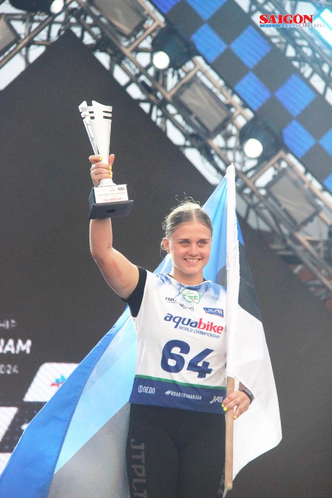 Bóng hồng đoạt cúp vô địch trong chặng đua ở đầm Thị Nại Bóng hồng đoạt cúp vô địch trong chặng đua ở đầm Thị Nại