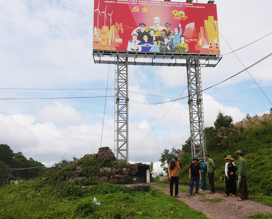 Dấu tích bia chiến thắng bên đường 19. Ảnh: Nguyễn Quang Tuệ Dấu tích bia chiến thắng bên đường 19. Ảnh: Nguyễn Quang Tuệ