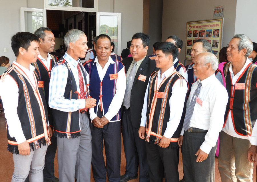 Đội ngũ người có uy tín trong đồng bào DTTS huyện Chư Păh trao đổi về công tác tuyên truyền vận động quần chúng trong vùng DTTS trên địa bàn huyện. Ảnh: Thanh Nhật Đội ngũ người có uy tín trong đồng bào DTTS huyện Chư Păh trao đổi về công tác tuyên truyền vận động quần chúng trong vùng DTTS trên địa bàn huyện. Ảnh: Thanh Nhật