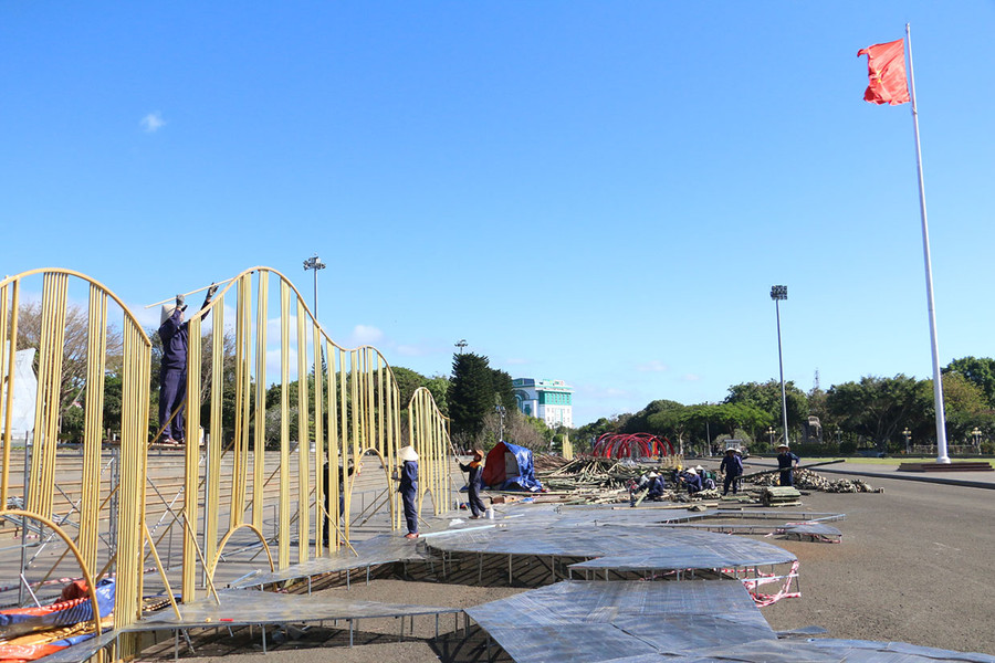 Khẩn trương làm đường hoa Tết tại khu vực Quảng trường Đại Đoàn Kết. Ảnh: Q.T