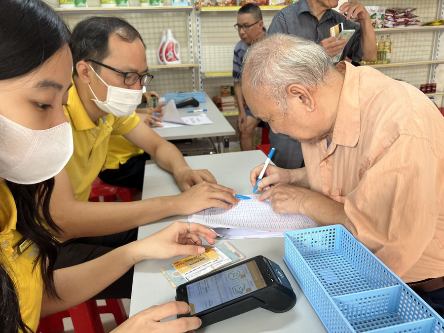 Chi trả lương hưu, trợ cấp BHXH tại các địa phương.