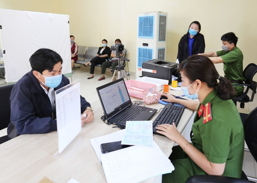 Thủ tướng chỉ ra những điểm nghẽn trong thực hiện Đề án 06 như thể chế, hạ tầng công nghệ thông tin, dịch vụ công... đã làm ảnh hưởng đến lộ trình triển khai đề án. Ảnh: Văn Ngọc