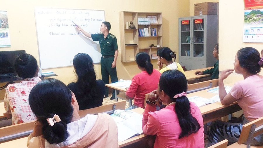 Đại úy Nguyễn Văn Luân-Đội trưởng Đội Vận động quần chúng (Đồn Biên phòng Ia Lốp) trong 1 tiết dậy môn Tiếng Việt cho người dân khu dân cư suối Khôn. Ảnh: V.H Đại úy Nguyễn Văn Luân-Đội trưởng Đội Vận động quần chúng (Đồn Biên phòng Ia Lốp) trong 1 tiết dậy môn Tiếng Việt cho người dân khu dân cư suối Khôn. Ảnh: V.H