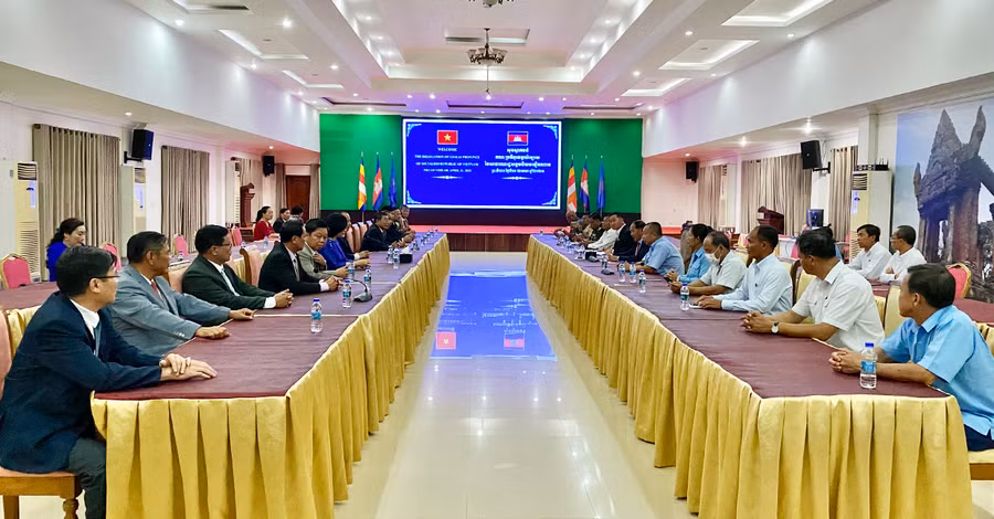 Đoàn lãnh đạo tỉnh Gia Lai thăm, chúc Tết cổ truyền Chol Chnam Thmay Đảng bộ, chính quyền, nhân dân tỉnh Preah Vi Hear (Vương quốc Campuchia). Ảnh: Hà Duy